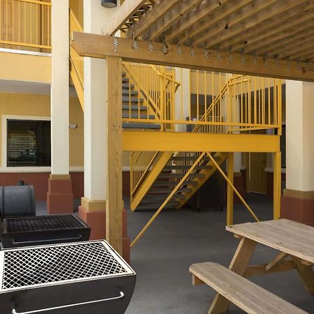 Days Inn Pearsall Kültér fotó